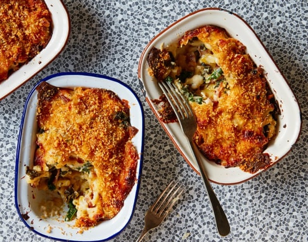 macaroni cheese with kale and crisp